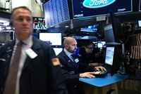 Dữ liệu kinh tế yếu kém của Mỹ khiến giới đầu tư bán cổ phiếu mạnh hơn